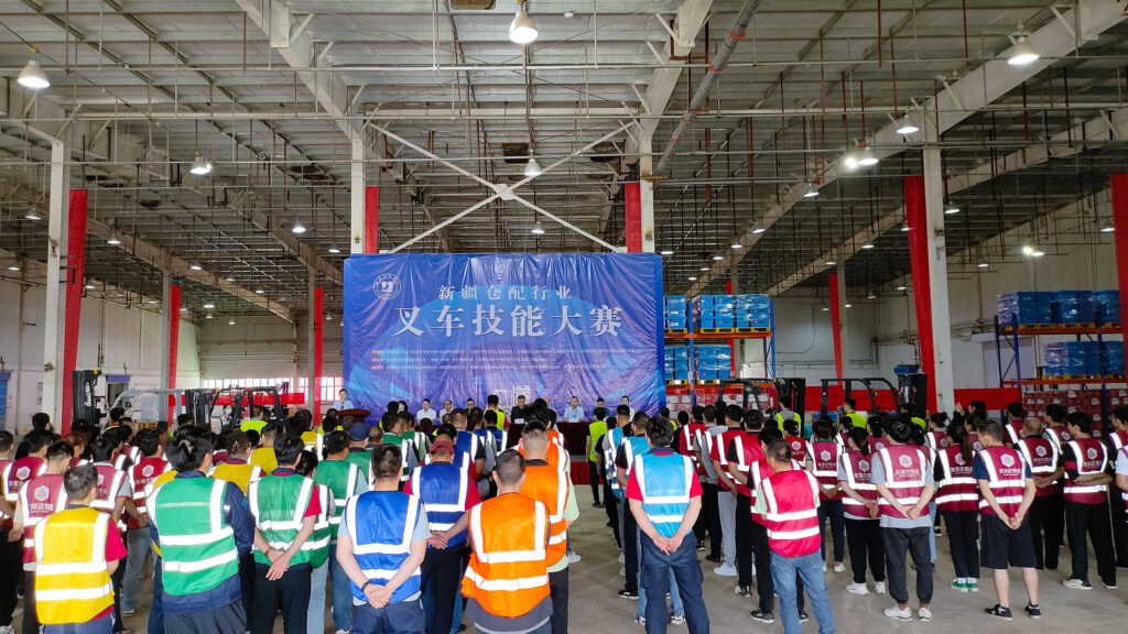 2024年新疆仓配行业叉车技能巅峰对决： 安全与效率并重，工匠精神闪耀赛场