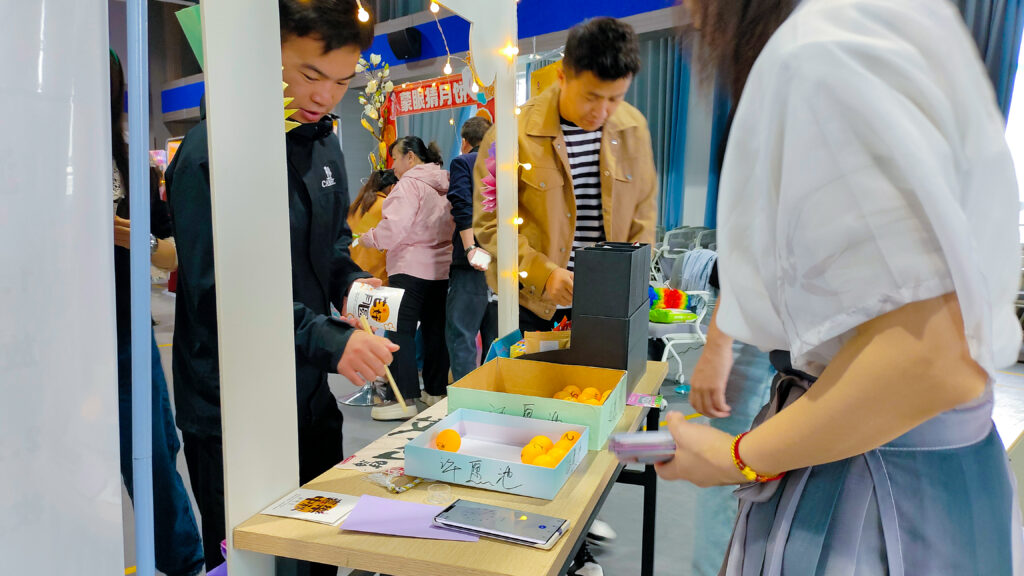 维多利亚老品牌vic物流中秋游园会